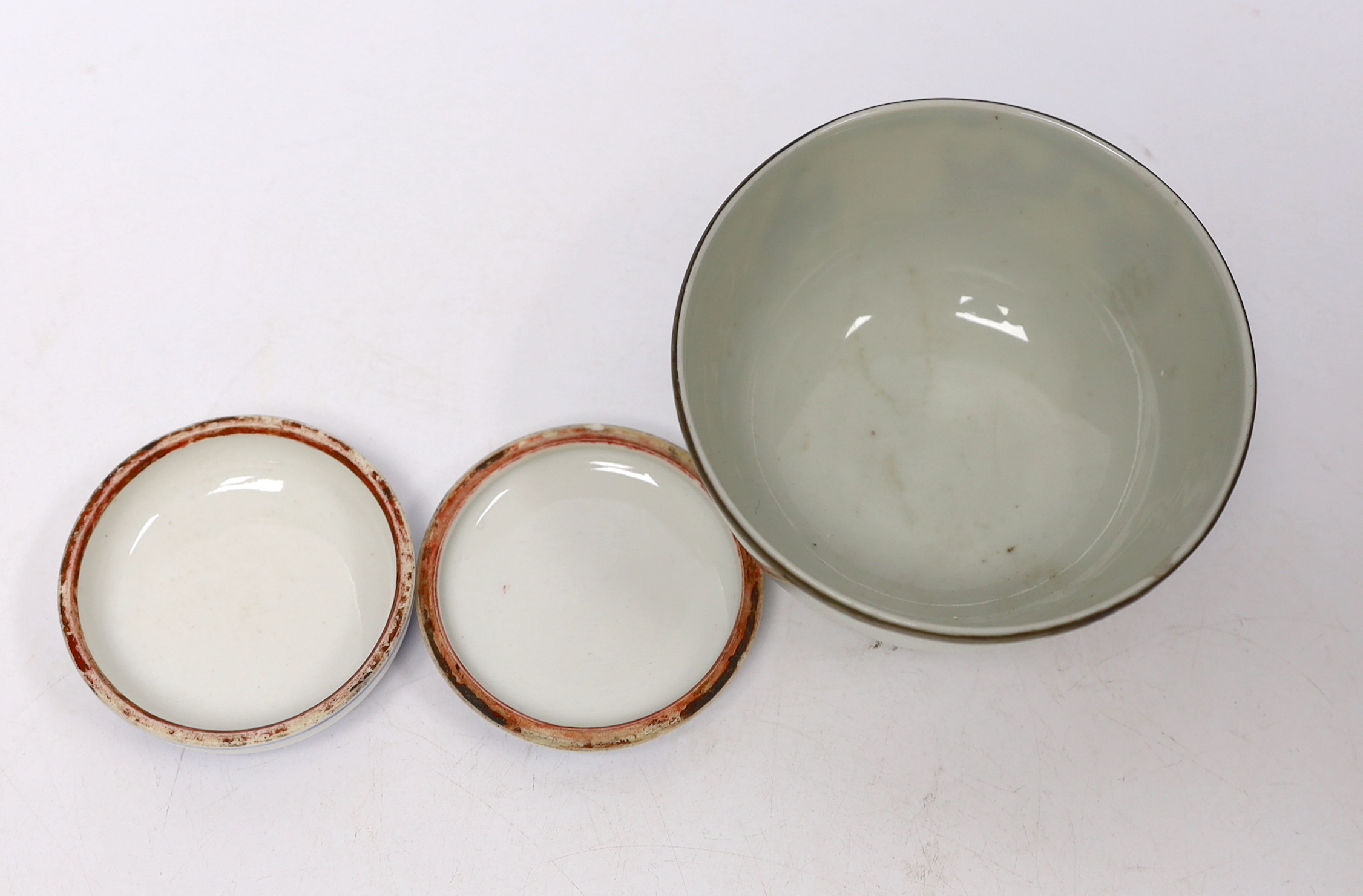 Two Chinese blue and white items; a bowl and lidded dish, bowl diameter 10.5cm